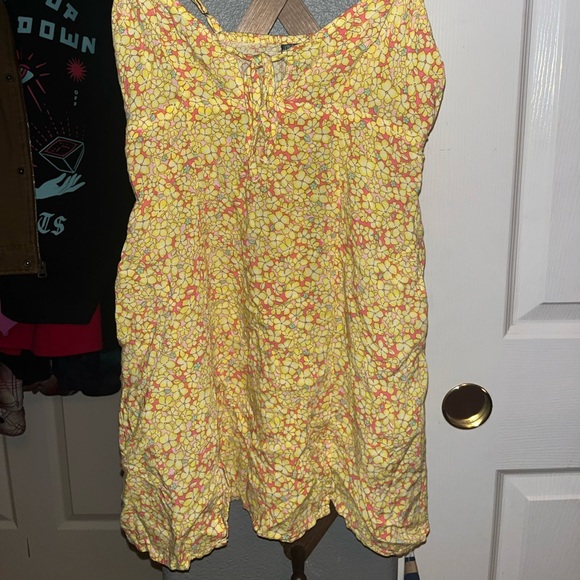 Cute spring dress. Only worn twice. Message me if need more pic :) - Picture 2 of 2